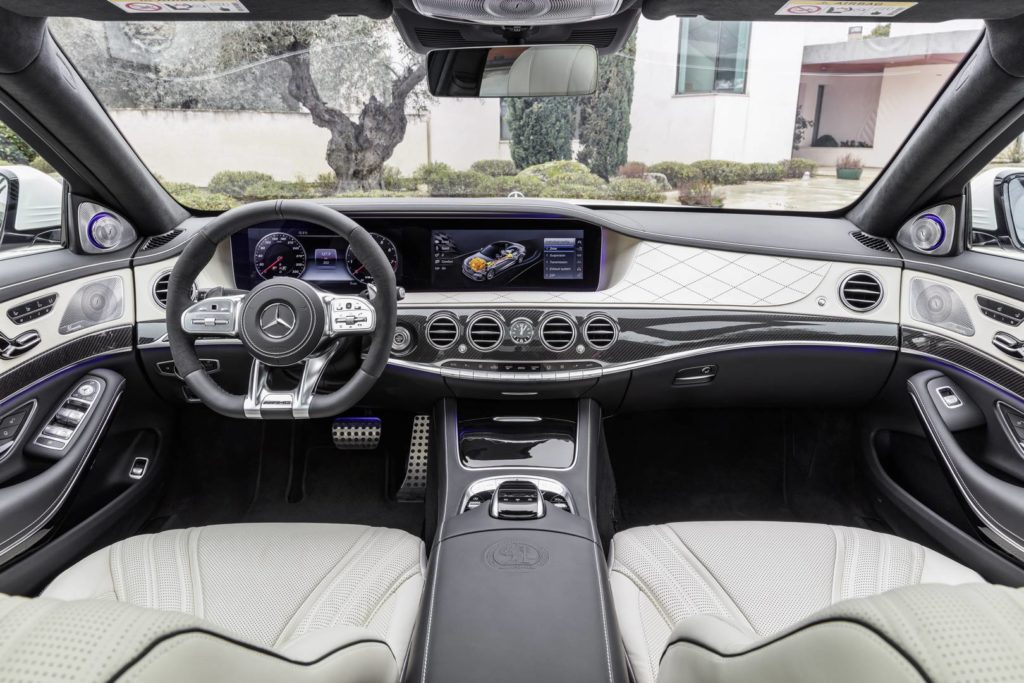 Mercedes-AMG S 63 4MATIC+, Interieur: Leder Nappa exclusive Porcellan Schwarz // Mercedes-AMG S 63 4MATIC+, interior: leather nappa exclusive porcelain black Kraftstoffverbrauch kombiniert: 8,9 l/100 km, CO2-Emissionen kombiniert: 203 g/km // Fuel consumption combined: 8,9 l/100 km; Combined CO2 emissions: 203 g/km