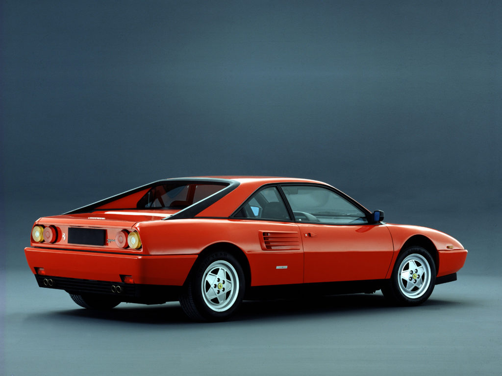 - IMPORTANTE: L'auto posteriormente riporta il marchio 3.4 Mondial, ipotesi di denominazione commerciale sostituita da Mondial T. - I modelli Ferrari Mondial T e Mondial T Cabriolet furono presentati al Salone di Ginevra del 1989. - La T presente nella denominazione dei due modelli sta a significare, come nel modello 312 T campione del mondo 1975, la disposizione trasversale del cambio di velocita.