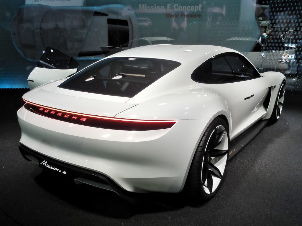 1920px-PorscheMissionE_IAA2015_Heckansicht