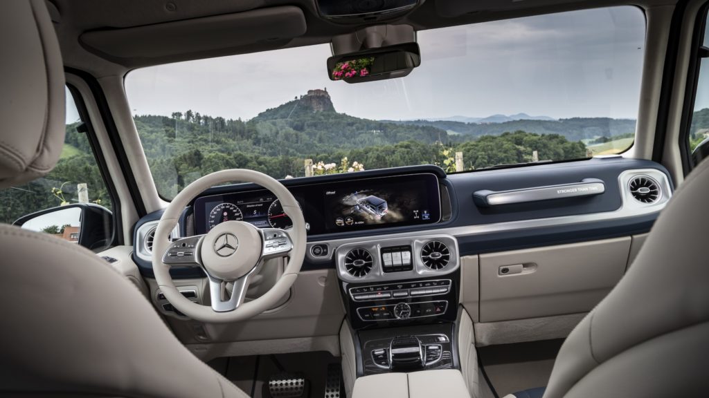 Mercedes-Benz G 400 d; brilliant blau; Leder Nappa macchiatobeige/yachtblau; Kraftstoffverbrauch kombiniert: 9,6 l/100 km; CO2-Emissionen kombiniert: 253 g/km // Mercedes-Benz G 400 d; brilliant blue; Nappa leather macchiato beige/yacht blue; Fuel consumption combined: 9.6 l/100 km; combined CO2 emissions: 253 g/km