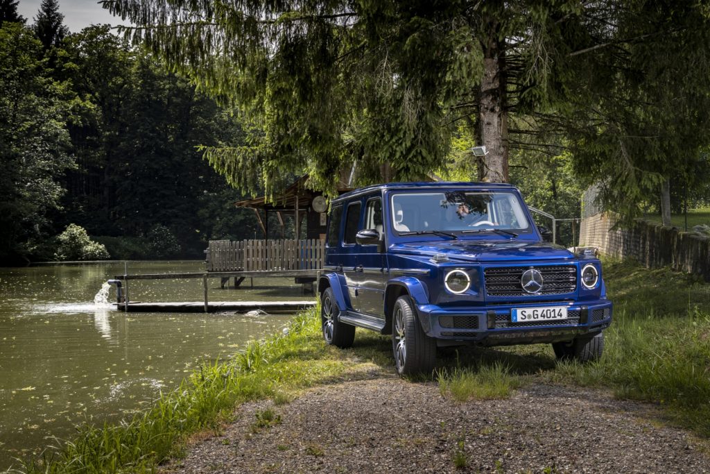 Mercedes-Benz G 400 d; Brilliant blau; Leder Nappa macchiatobeige / yachtblau; Kraftstoffverbrauch kombiniert: 9, 6 l / 100 km; CO2-Emissionen kombiniert: 253 g / km // Mercedes-Benz G 400 d; brilliant blue; Nappa leather leather macchiato beige / yacht blue; Fuel consumption combined: 9.6 l / 100 km; combined CO2 emissions: 253 g / km