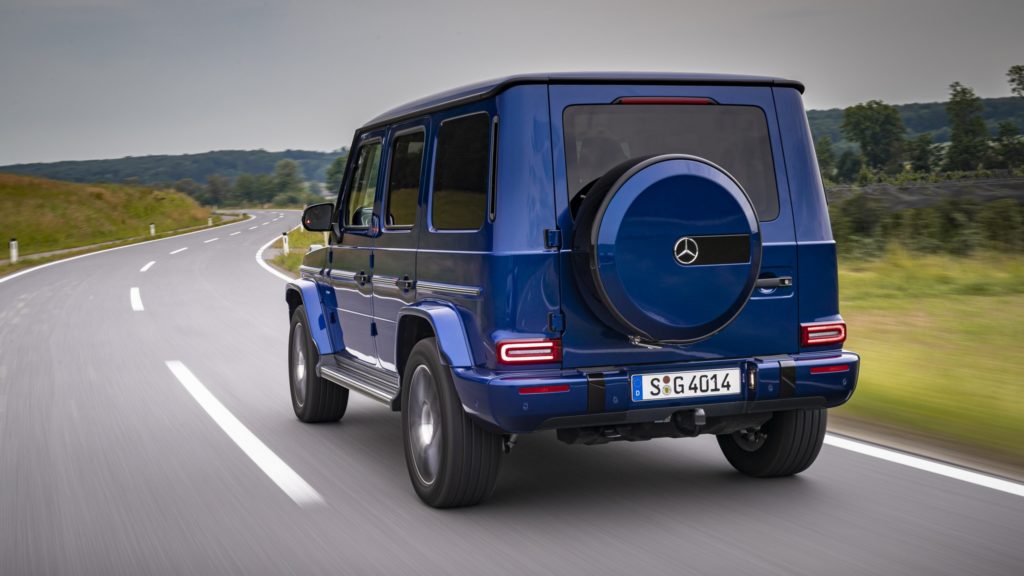 Mercedes-Benz G 400 d; Brilliant blau; Leder Nappa macchiatobeige / yachtblau; Kraftstoffverbrauch kombiniert: 9, 6 l / 100 km; CO2-Emissionen kombiniert: 253 g / km // Mercedes-Benz G 400 d; brilliant blue; Nappa leather leather macchiato beige / yacht blue; Fuel consumption combined: 9.6 l / 100 km; combined CO2 emissions: 253 g / km