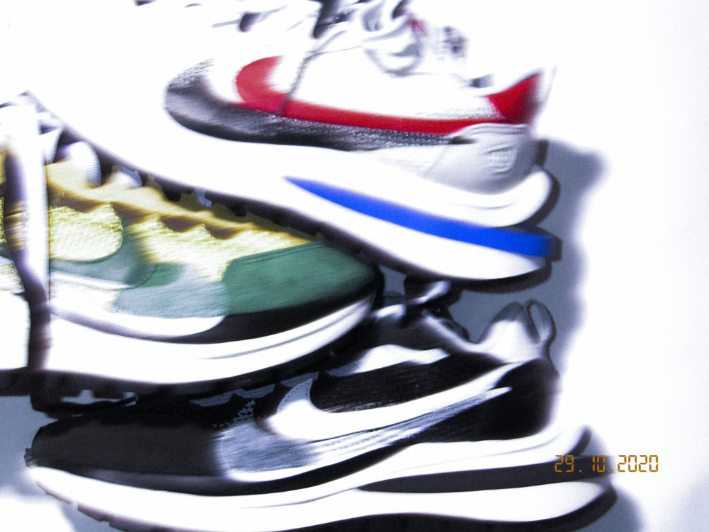 Sacai Nike Vapor Waffle 過去と未来を繋ぐデザインスニーカー Roc Staff Ring Of Colour