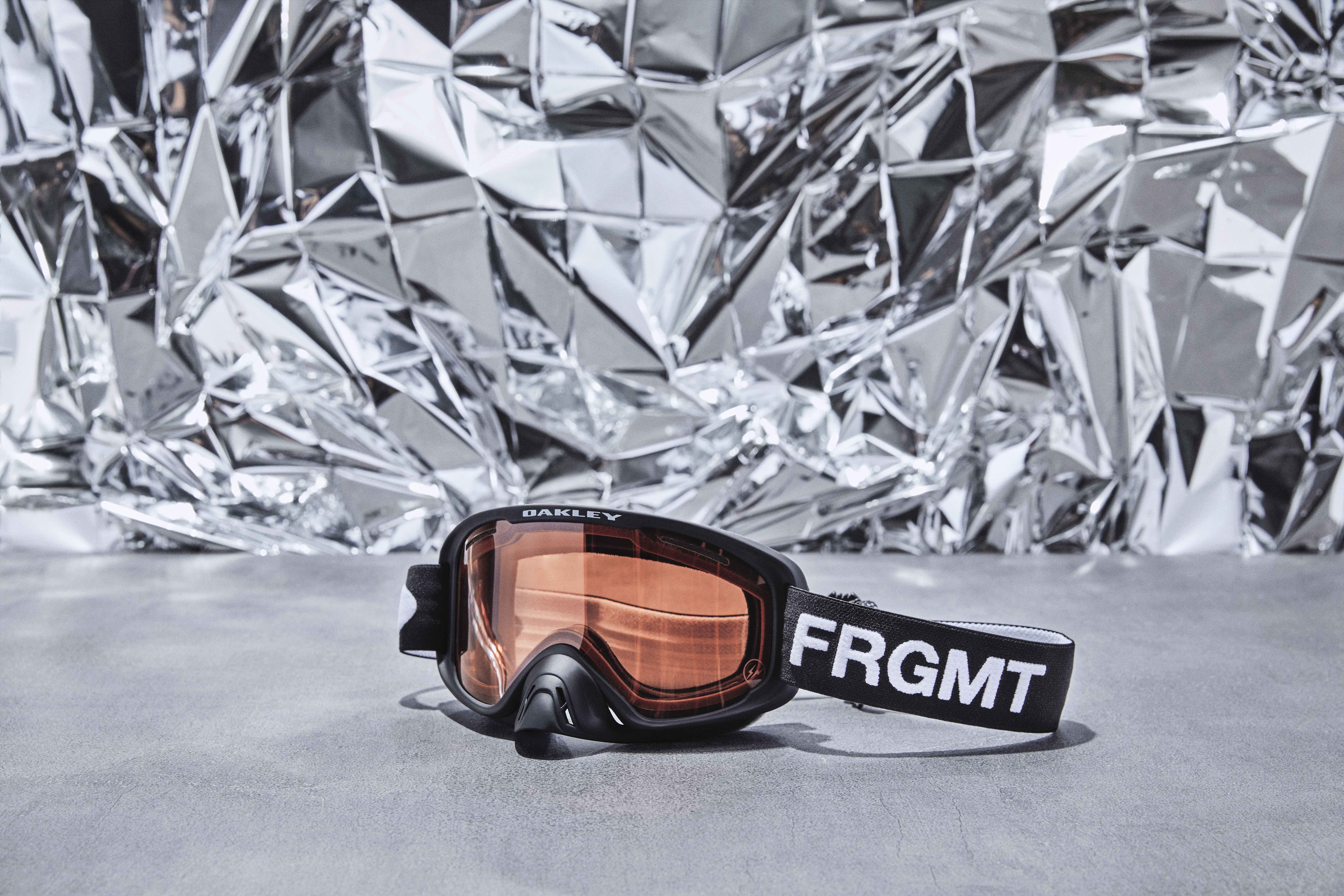 Frog skin XS is also available in limited quantities of OAKLEY x fragment  design new sunglasses and snow goggles / RoC Staff / Ring of Colour