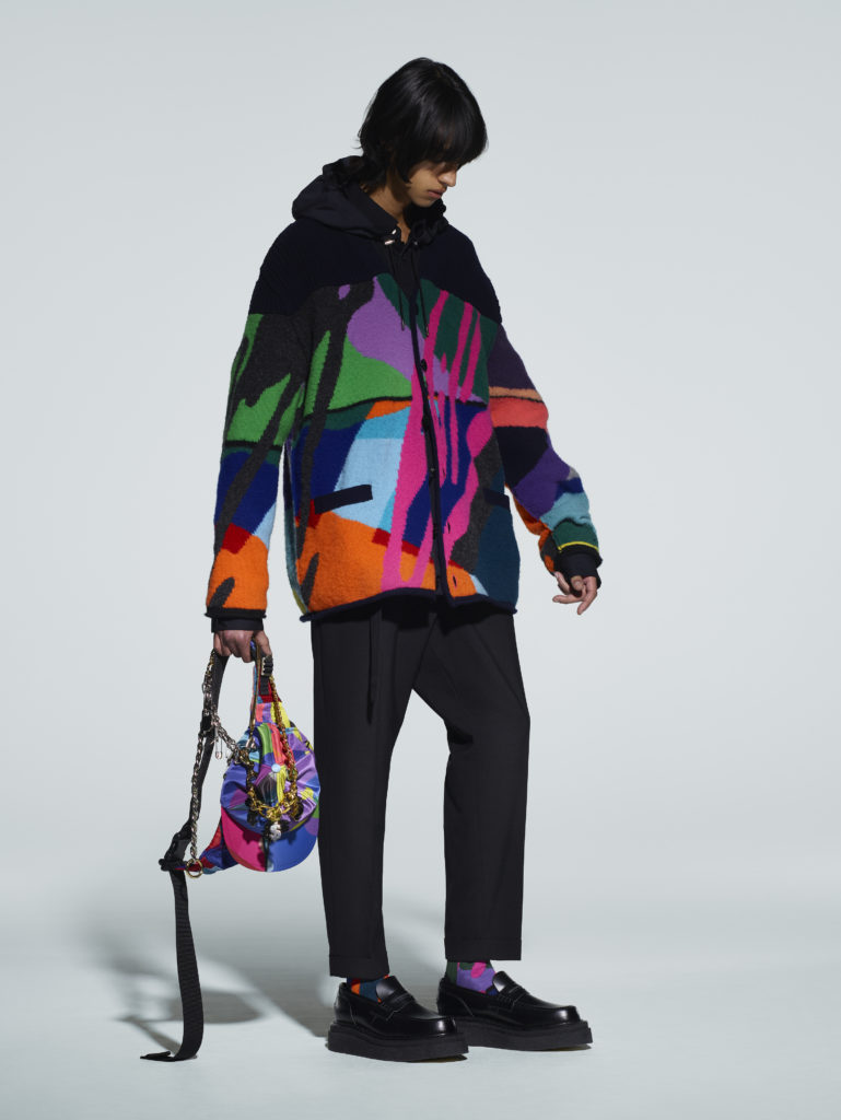 sacai x KAWSの “着るアート” 、マルチカラー＆カモフラの ...