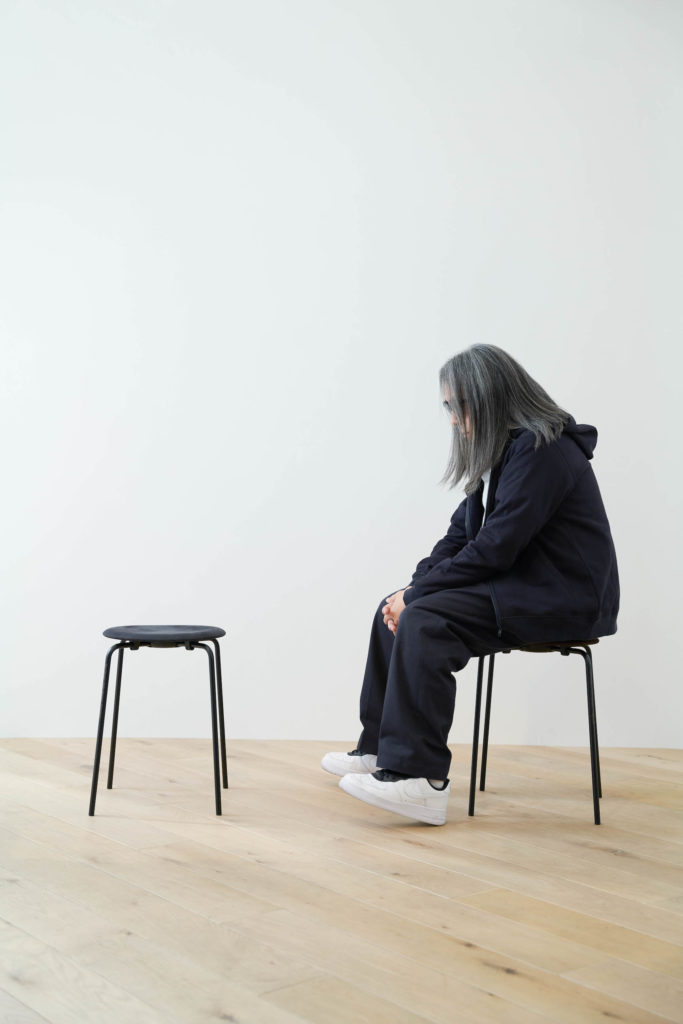 藤原ヒロシ初のコラボ椅子は”ドットスツール” Fritz Hansen×Fragment