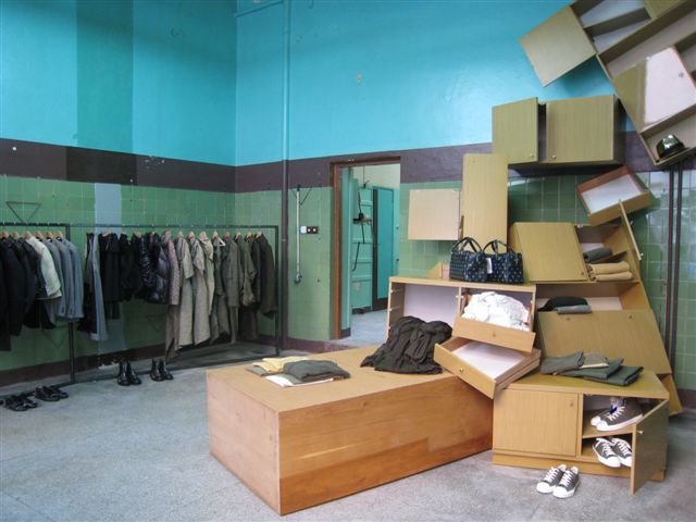 comme-garcons-guerilla-store-warsaw-1